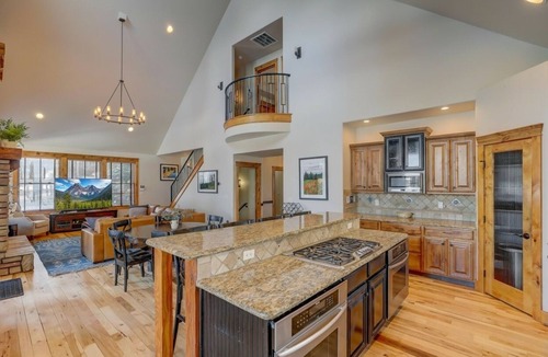 Tamarack House | Sleeps 16, hot tub, theater, pet-friendly, AC