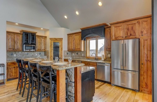 Tamarack House | Sleeps 16, hot tub, theater, pet-friendly, AC