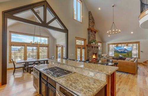 Tamarack House | Sleeps 16, hot tub, theater, pet-friendly, AC