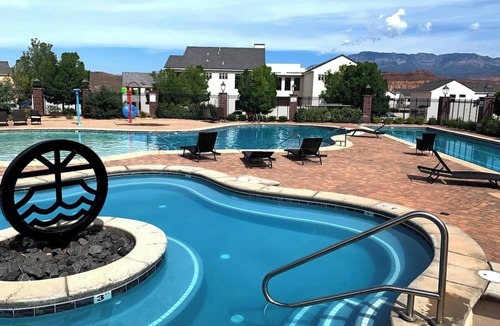 Hurricane House | Sleeps 25, XL Rooms with King Beds + Bunk Room, 86"TV, 2 Pools & Hot Tub