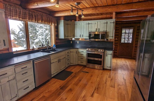 Island Park Cabin | Sleeps 27, Dog Friendly, Fireplace, Ping Pong, Bumper Pool Table, Jetted tub