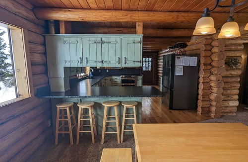 Island Park Cabin | Sleeps 27, Dog Friendly, Fireplace, Ping Pong, Bumper Pool Table, Jetted tub