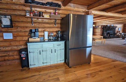 Island Park Cabin | Sleeps 27, Dog Friendly, Fireplace, Ping Pong, Bumper Pool Table, Jetted tub