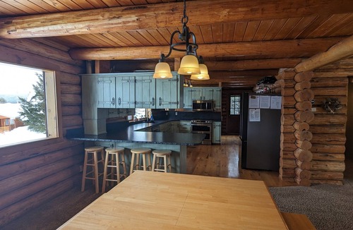 Island Park Cabin | Sleeps 27, Dog Friendly, Fireplace, Ping Pong, Bumper Pool Table, Jetted tub