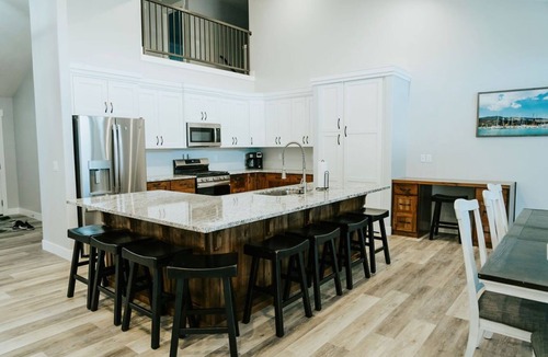 Sweetwater House | Sleeps 35 w/Pickleball Court & Ideal Beach | Hot Tub, Golf, Trails - Bear Lake