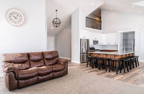 Sweetwater House | Sleeps 35 w/Pickleball Court & Ideal Beach | Hot Tub, Golf, Trails - Bear Lake