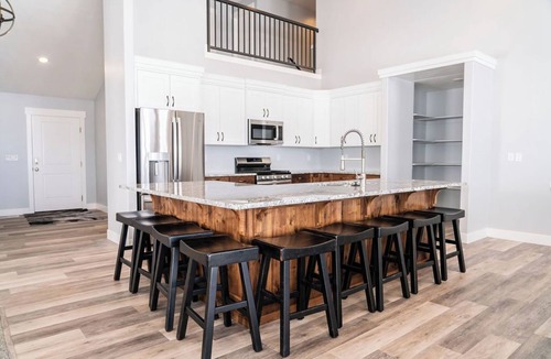 Sweetwater House | Sleeps 35 w/Pickleball Court & Ideal Beach | Hot Tub, Golf, Trails - Bear Lake