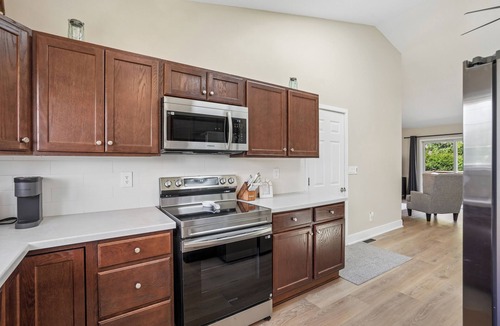 Ankeny House | Sleeps 7 - King Suite - Wet Bar & Game Room - Fiber WiFi/Smart TVs