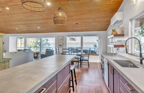 Longbranch House | Sleeps 9, Family, dog friendly, waterfront beach house.
