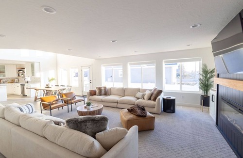 Orem House | Sleeps up to 20! 5000sqft 6bd/3.5ba. Basement apartment. 2 kitchens.Luxury Home