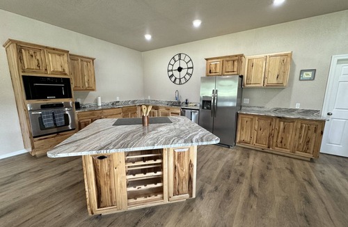 Libby House | Sleeps up to16! Family Friendly! Newly Renovated, steps from the Golf Course!