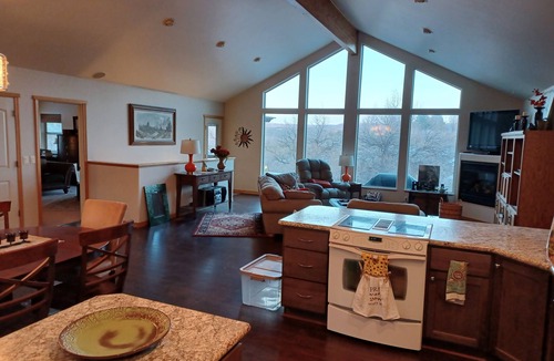 Buhl House | Snake R. Canyon/Creekside Retreat. Near 1000 Springs/Hot Springs/Balanced Rock