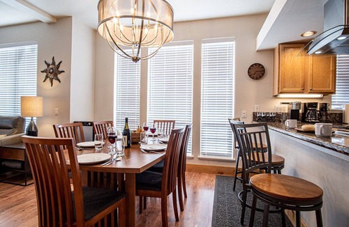 Ketchum Condo | Snow Star Skylight - 3BD 3BA - Hot Tub, Gym, Walk to Ski!