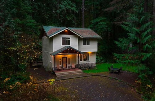 Glacier House | Snowline Hillside Chalet