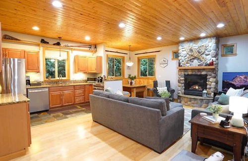 Glacier House | Snowline Hillside Chalet