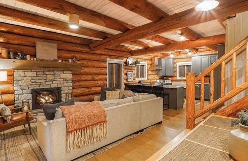 Glacier House | Snowline Luxury | Hot Tub, Pool & 3 Kings
