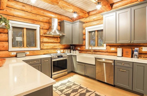 Glacier House | Snowline Luxury | Hot Tub, Pool & 3 Kings