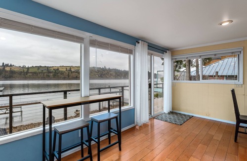 Chelan House | Soak Up Some Sunshine - S. Lakeshore Cabin