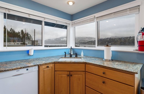 Chelan House | Soak Up Some Sunshine - S. Lakeshore Cabin