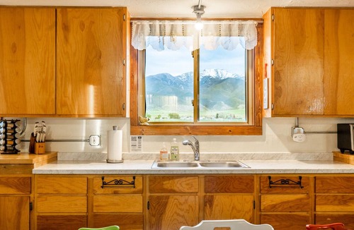 Whitehall House | Solar powered farm stay near wild hotsprings!