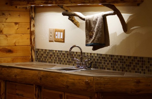 Fairview Cabin | Solar & Wind Powered Lodge on 160 Acres - Discount for 3+ nights