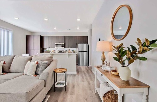 Nampa House | Sophisticated 3 bedroom townhome