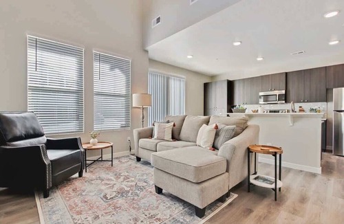 Nampa House | Sophisticated 3 bedroom townhome