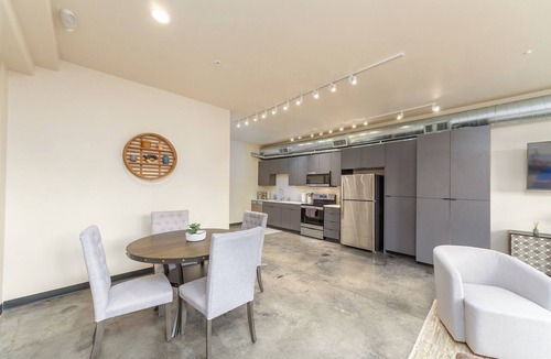 Lincoln Heights Apartment | South Hill King Suite, Stylish, Private, Parking Included