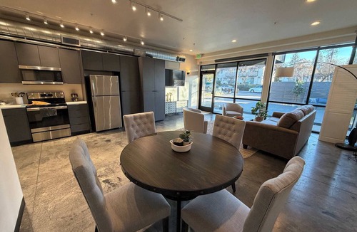 Lincoln Heights Apartment | South Hill King Suite, Stylish, Private, Parking Included