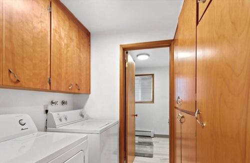 Manito Apartment | South Hill Manito/ Mins To Dwntwn / King Bed /WIFI