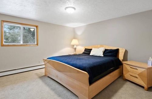 Manito Apartment | South Hill Manito/ Mins To Dwntwn / King Bed /WIFI