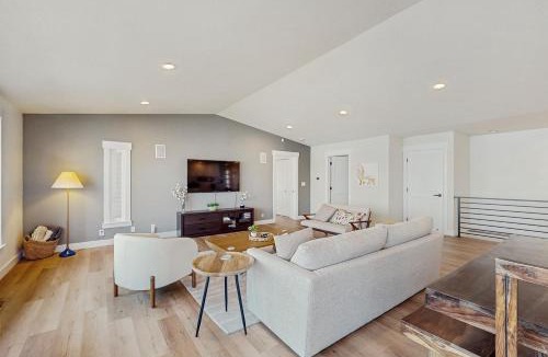 Chelan House | South Lakeshore Waterfront Oasis