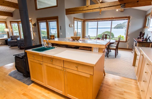 Clinton House | South Whidbey Island: Large Waterfront Home - Private Beach on Cultus Bay