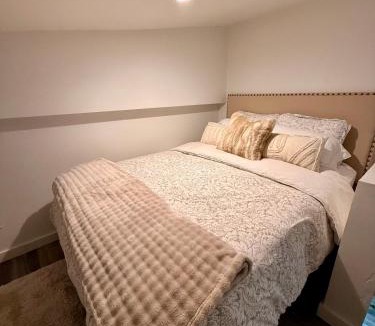 Medford Apartment | Southern Comfort - Hot tub - Modern - Relaxing