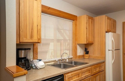 Klamath Falls Ski Chalet | Southern Oregon Spacious 3BR Chalet with Loft, Fireplace & Resort Amenities