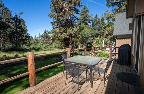 Klamath Falls Ski Chalet | Southern Oregon Spacious 3BR Chalet with Loft, Fireplace & Resort Amenities