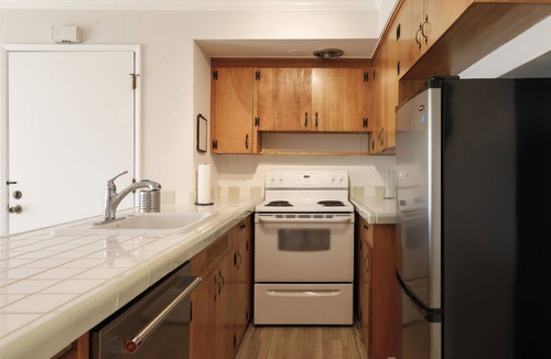 Cedar Hills Condo | Spacious 1-bdr on Canyon Rd. Designated Parking.