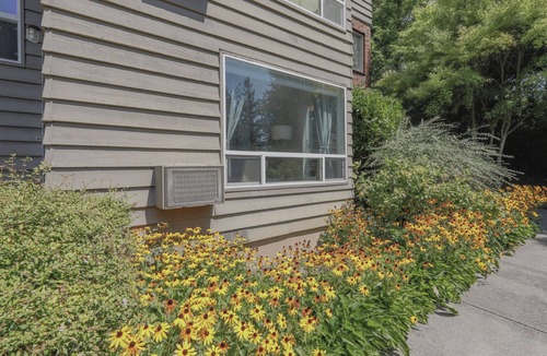 Cedar Hills Condo | Spacious 1-bdr on Canyon Rd. Designated Parking.