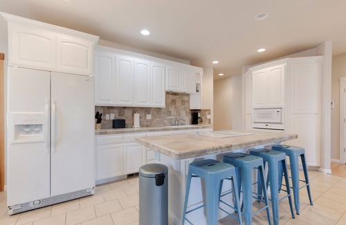 Sisters House | Spacious 1 Level Sisters Home - Walk to Downtown