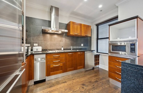 Streeterville Apartment | Spacious 2 Bed Downtown Chicago with Housekeeping and Laundry. Dogs Welcome.
