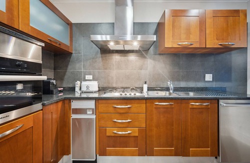 Streeterville Apartment | Spacious 2 Bed Downtown Chicago with Housekeeping and Laundry. Dogs Welcome.