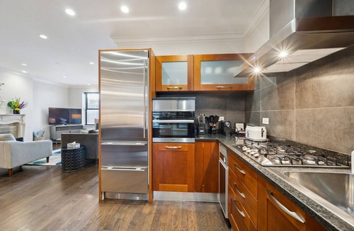 Streeterville Apartment | Spacious 2 Bed Downtown Chicago with Housekeeping and Laundry. Dogs Welcome.