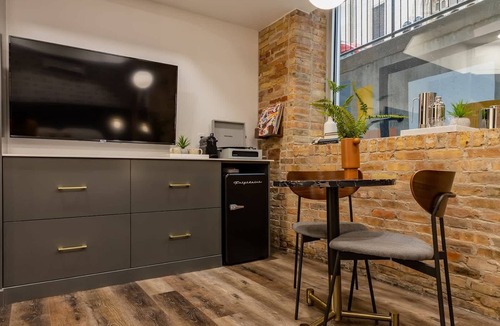 Downtown Apartment | Spacious 2 King Suites – The Finnley Hotel