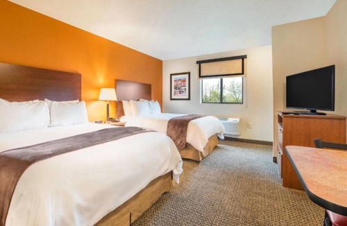 Jamestown Hotel | Spacious 2-Queen Bed w/Kitchenette Near Frontier Village & Buffalo Museum