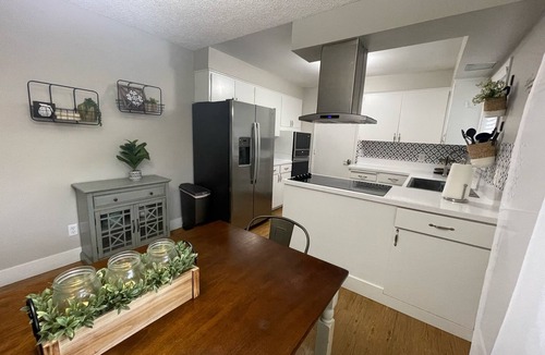 Bull Mountain House | Spacious 2 Story-House - Walk to the Hiking Trails