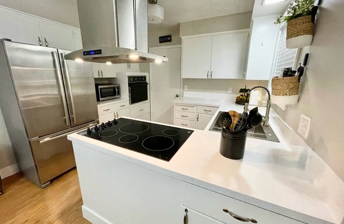 Bull Mountain House | Spacious 2 Story-House - Walk to the Hiking Trails