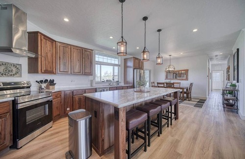 Victor House | Spacious 3 King Beds A/C Views EV