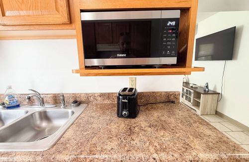 Macomb House | Spacious 3BR/2BA Home – Queen Beds + TVs in Every Room