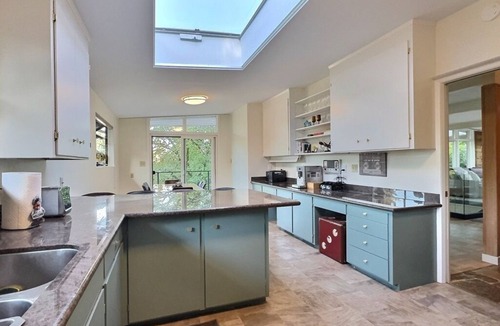 Wedgwood House | Spacious 3BR/2BA - Parking - Near Beach/Trail/UW