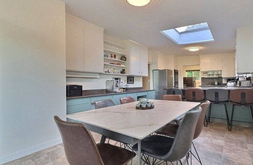 Wedgwood House | Spacious 3BR/2BA - Parking - Near Beach/Trail/UW